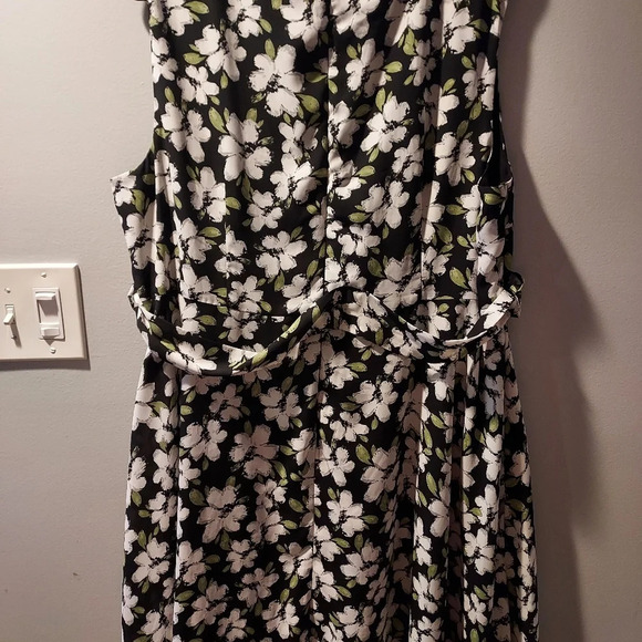 Evans Black, Green and White Floral Sleeveless Dress in Size 20 Made in Marocco - Picture 9 of 12